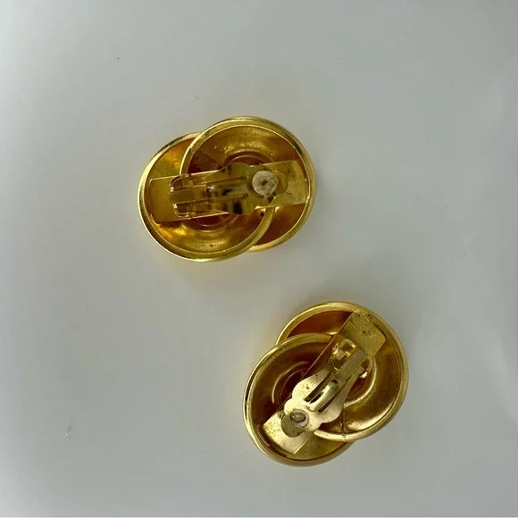 2” Vintage Chunky Interlocking Gold-Tone Clip Earrings - Picture 3 of 7